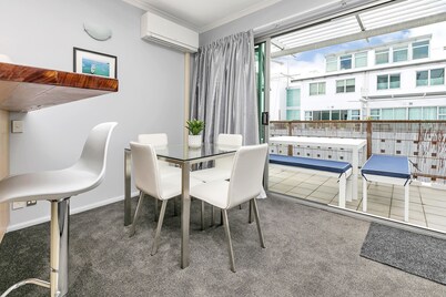 Deluxe Waterfront & City Apartment