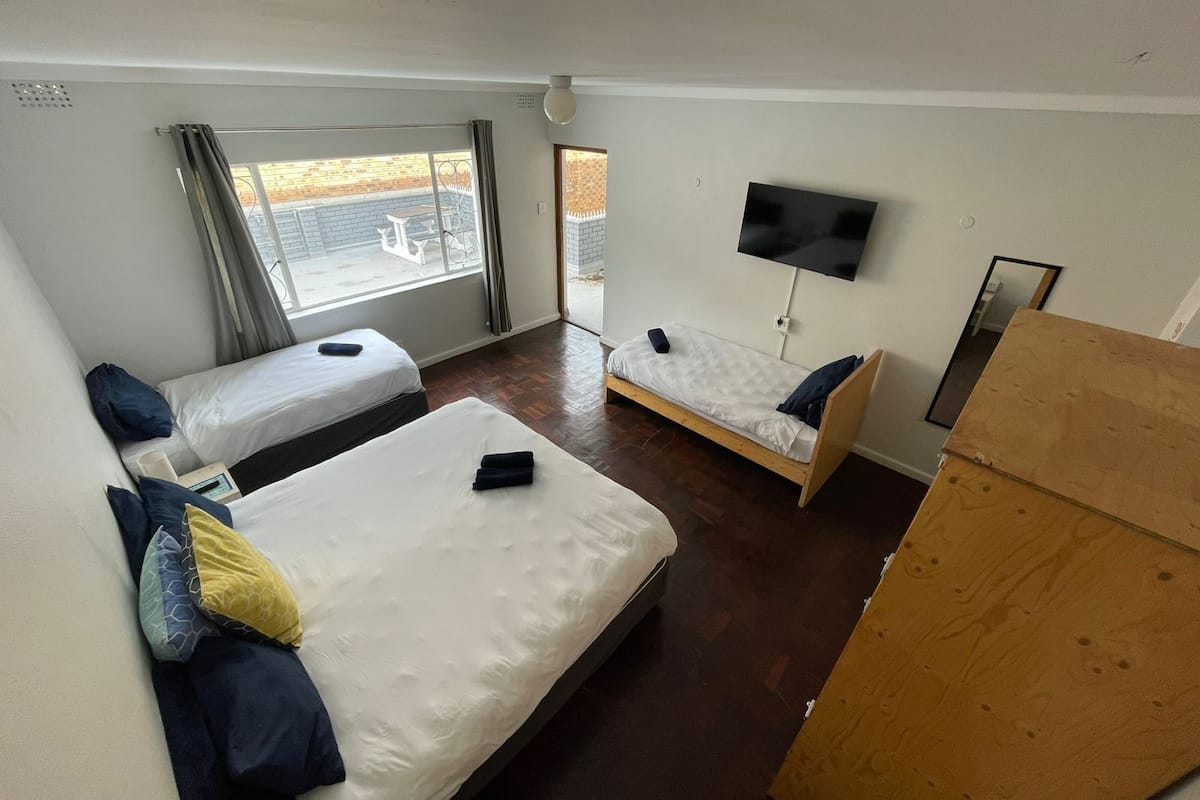 Kamar Quadruple Klasik, kamar mandi umum | 1 kamar tidur, seprai premium, tirai kedap cahaya, dan Wi-Fi gratis