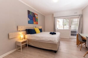 Standard-stúdíóíbúð - 1 stórt tvíbreitt rúm - með baði | Rúmföt af bestu gerð, myrkratjöld/-gardínur, ókeypis þráðlaus nettenging