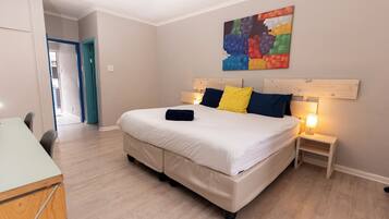 Estudio estándar, 1 cama King size, baño en la habitación | Ropa de cama de alta calidad, cortinas blackout y wifi gratis