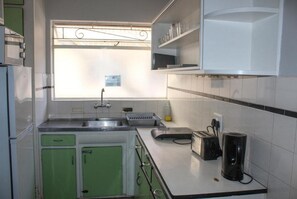 Habitación estándar doble | Cocina compartida | Frigorífico, microondas, placa de cocina y hervidor eléctrico