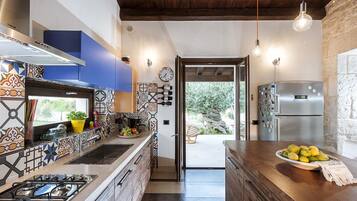 Villa, 3 chambres | Cuisine privée | Grand réfrigérateur, micro-ondes, four, plaque de cuisson