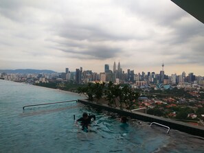 2 outdoor pools - The Reach (Kuala Lumpur)