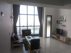 Duplex panoramique, 1 chambre, accessible aux personnes à mobilité réduite, vue sur le lac | Salle de séjour | Téléviseur à écran plat