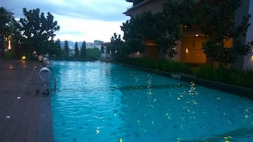 2 outdoor pools
