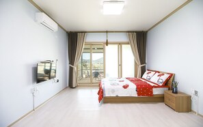 Espacio para trabajar con laptop, cortinas blackout y wifi gratis 