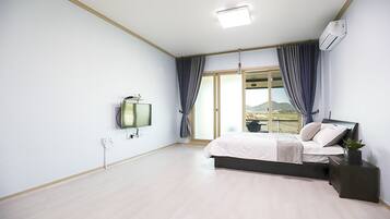 Ondol Room | Laptop workspace, blackout drapes, free WiFi, bed sheets