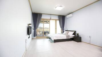 Ondol Room | Laptop workspace, blackout curtains, free WiFi, bed sheets