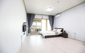 Espacio para trabajar con laptop, cortinas blackout y wifi gratis