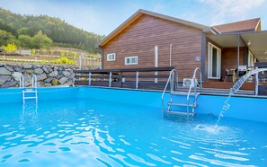 Hồ bơi ngoài trời phục vụ theo mùa 