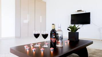 Family Room | Laptop workspace, blackout drapes, free WiFi, bed sheets