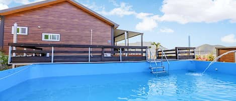 Una piscina al aire libre de temporada