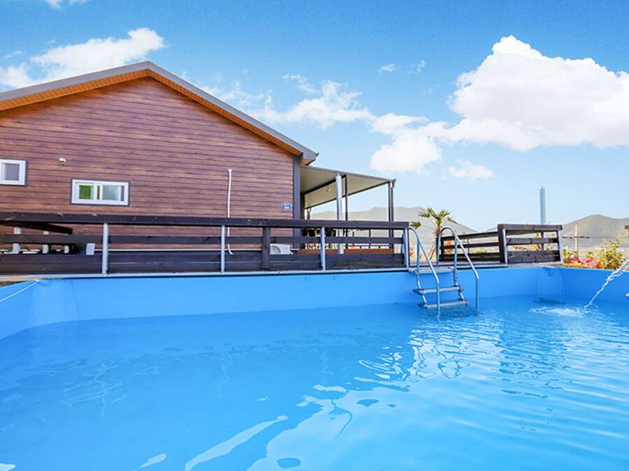 Una piscina al aire libre de temporada