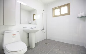 Dusche, kostenlose Toilettenartikel, Hausschuhe, Handtücher