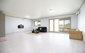 Espacio para trabajar con laptop, cortinas blackout y wifi gratis