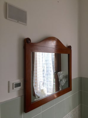 Traditional Triple Room | Bathroom | Shower, free toiletries, hair dryer, bidet
