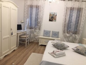 Romantic Twin Room, River View | In-room safe, desk, iron/ironing board, free WiFi - Dimora Naviglio B&B (Dolo)