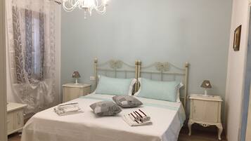 Chambre Romantique avec lits jumeaux, vue fleuve | Coffres-forts dans les chambres, bureau, fer et planche à repasser