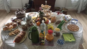 Free daily buffet breakfast