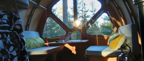 Design-puumaja (Oddis Öga) | Yksilöllisesti sisustettu, yksilöllisesti kalustettu, ilmainen Wi-Fi