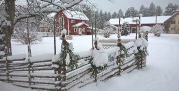 Una valla de madera cubierta de nieve con un cartel que dice "Setsgård".