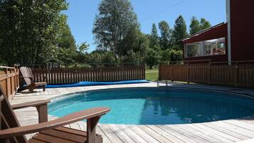 Una piscina al aire libre de temporada