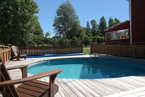Una piscina al aire libre de temporada