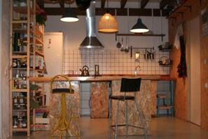 Een koelkast met diepvriezer, een microgolfoven, een kookplaat