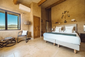 Tweepersoonskamer (Chambre bastide) | Een kluis op de kamer, individueel gedecoreerd, individueel gemeubileerd