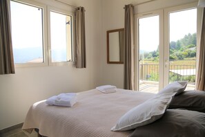 Chambre classique double | Coffre-fort, décor unique, ameublement unique, fer et planche à repasser