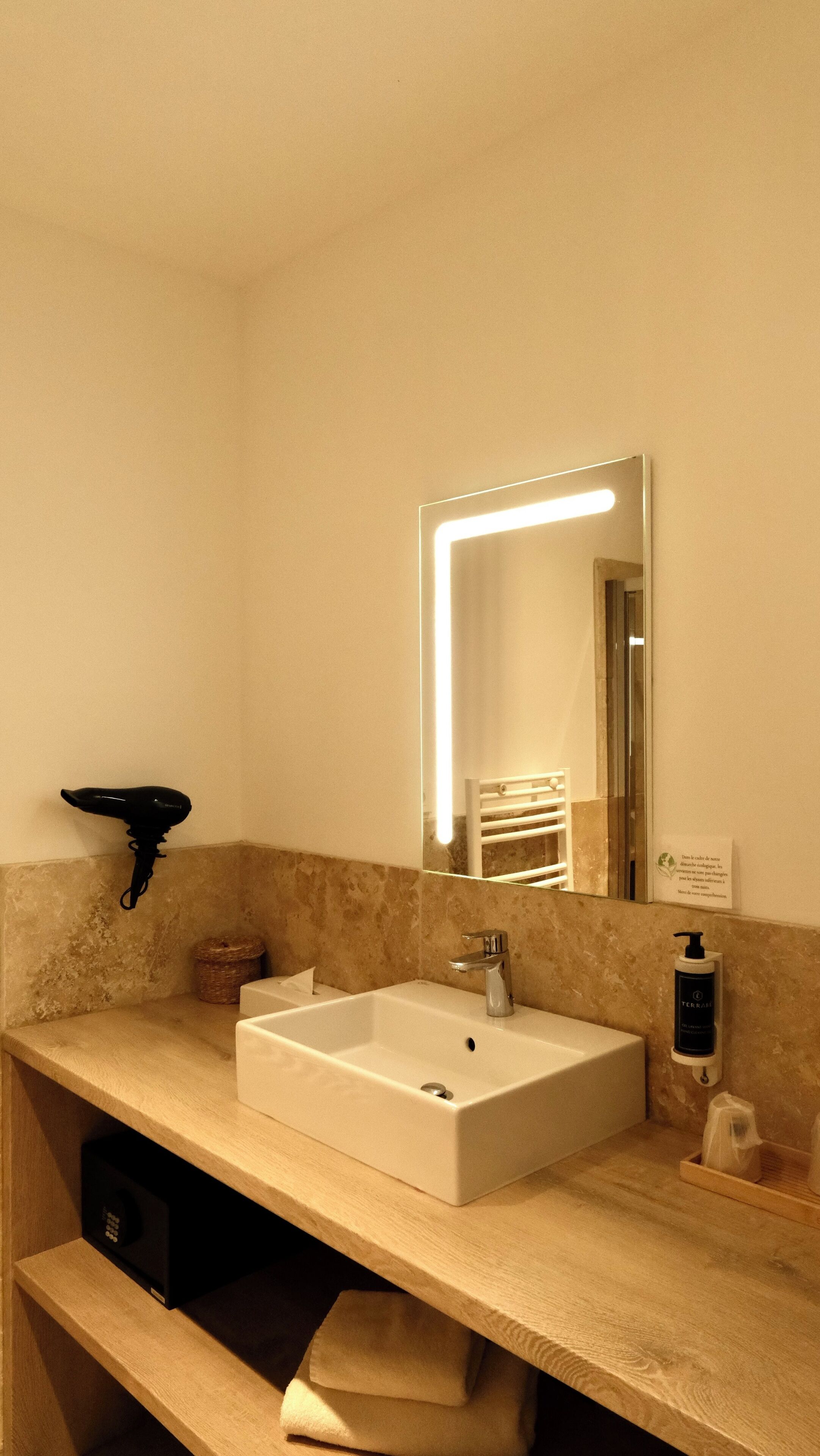 Suite junior (Prestige) | Baño | Ducha, artículos de higiene personal gratuitos y secador de pelo