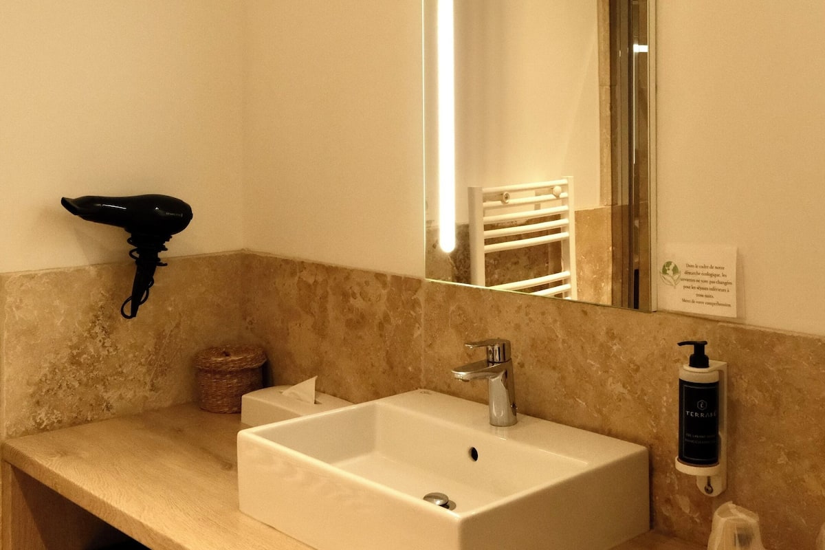 Suite Junior (Prestige) | Kamar mandi | Shower, perlengkapan mandi gratis, pengering rambut, dan handuk