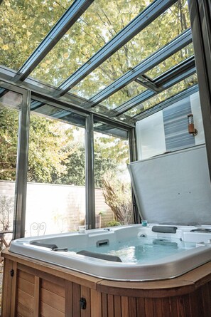 Deluxe Double Room, Hot Tub, Garden View (OPEN BULLE) | Indoor spa tub