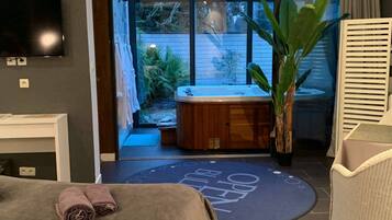 Deluxe Double Room, Hot Tub, Garden View (OPEN BULLE) | 1 bedroom, individually decorated, individually furnished
