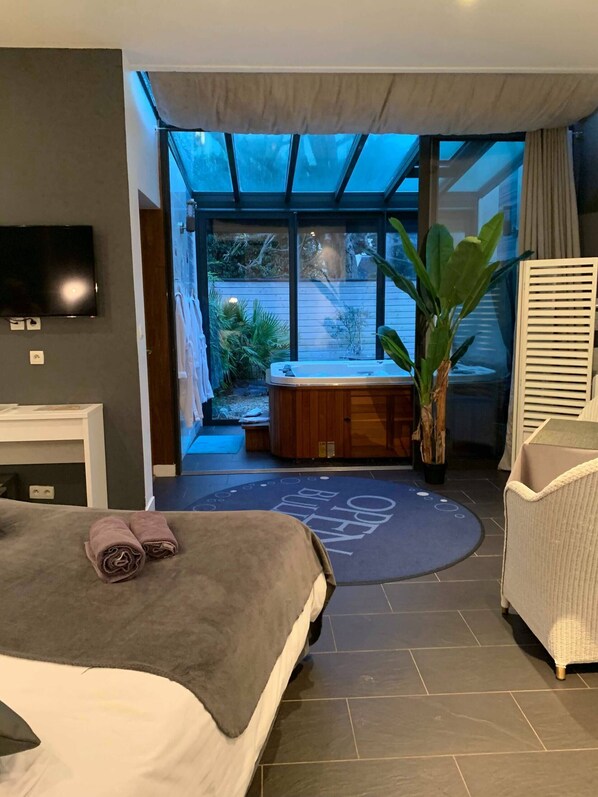 Deluxe Double Room, Hot Tub, Garden View (OPEN BULLE) | 1 bedroom, individually decorated, individually furnished - Villa Côté Cour (Dinan)