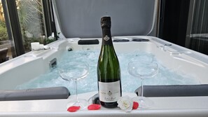 Dobbeltrom – deluxe, spabadekar, hageutsikt (OPEN BULLE) | Innendørs boblebad