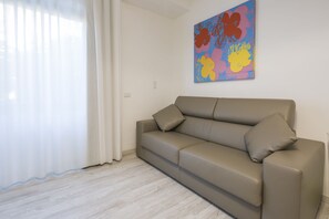 Suite, terrasse | Oppholdsområde | Flatskjerm-TV