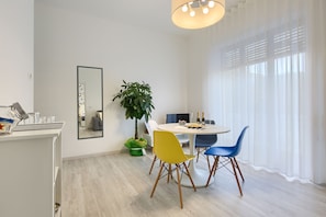 Suite, balkon | Area keluarga | TV layar datar
