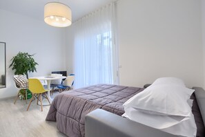 Suite, balkon | Minibar, meja kerja, tirai kedap cahaya, dan kedap suara