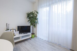 Suite, Terrace | Television - Flower Suites Sorrento (Sorrento)