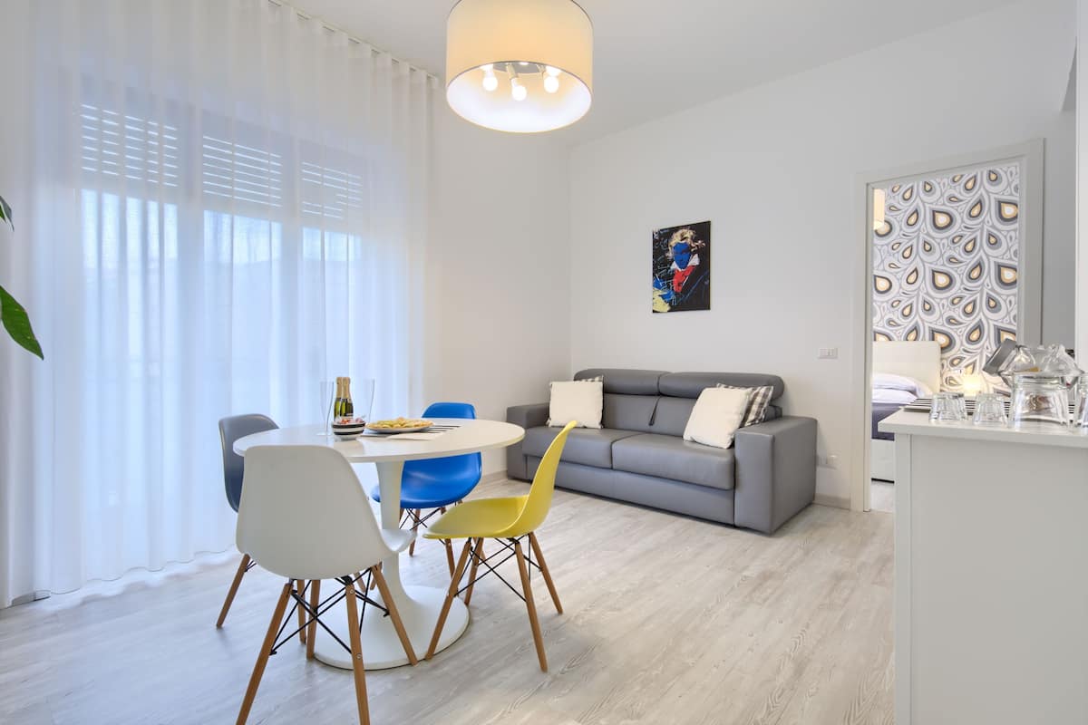 Suite, balkon | Area keluarga | TV layar datar