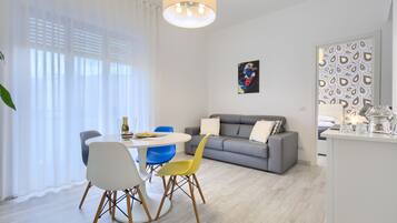 Suite, balcone | Area soggiorno | TV a schermo piatto