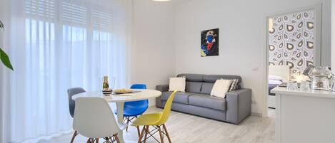 Suite, Balcony | Living area | Flat-screen TV