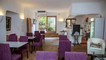 TĂ€gliches FrĂŒhstĂŒcksbuffet (12.5 EUR pro Person)
