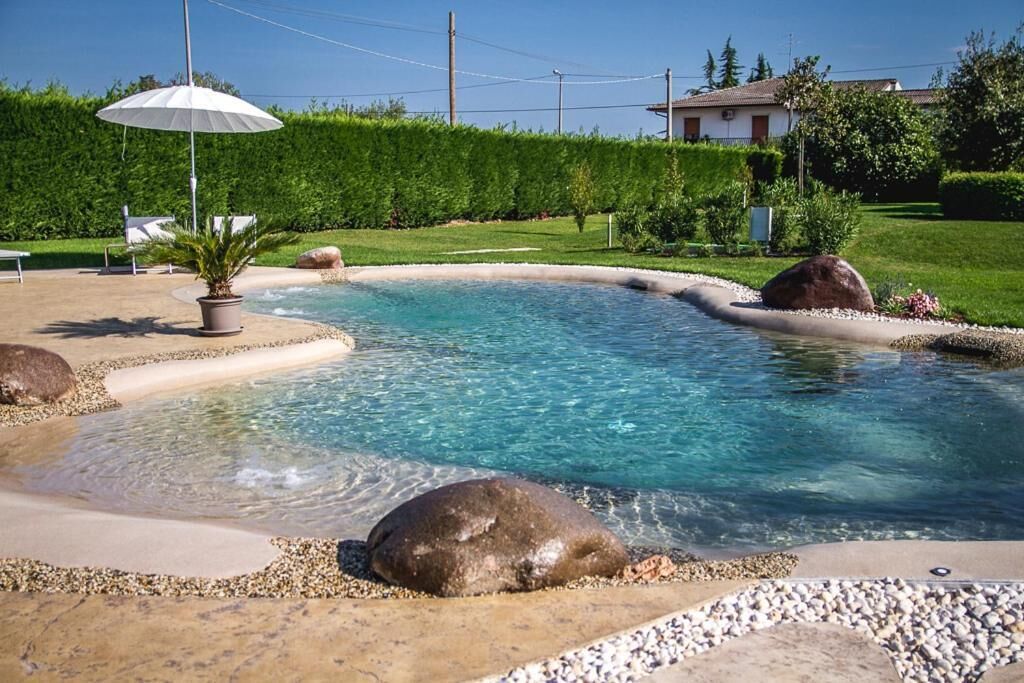 季节性开放的室外游泳池，09:00 至 20:00 开放，池畔遮阳伞，日光浴躺椅