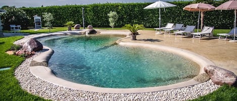 季节性开放的室外游泳池,09:00 至 20:00 开放,池畔遮阳伞,日光浴躺椅