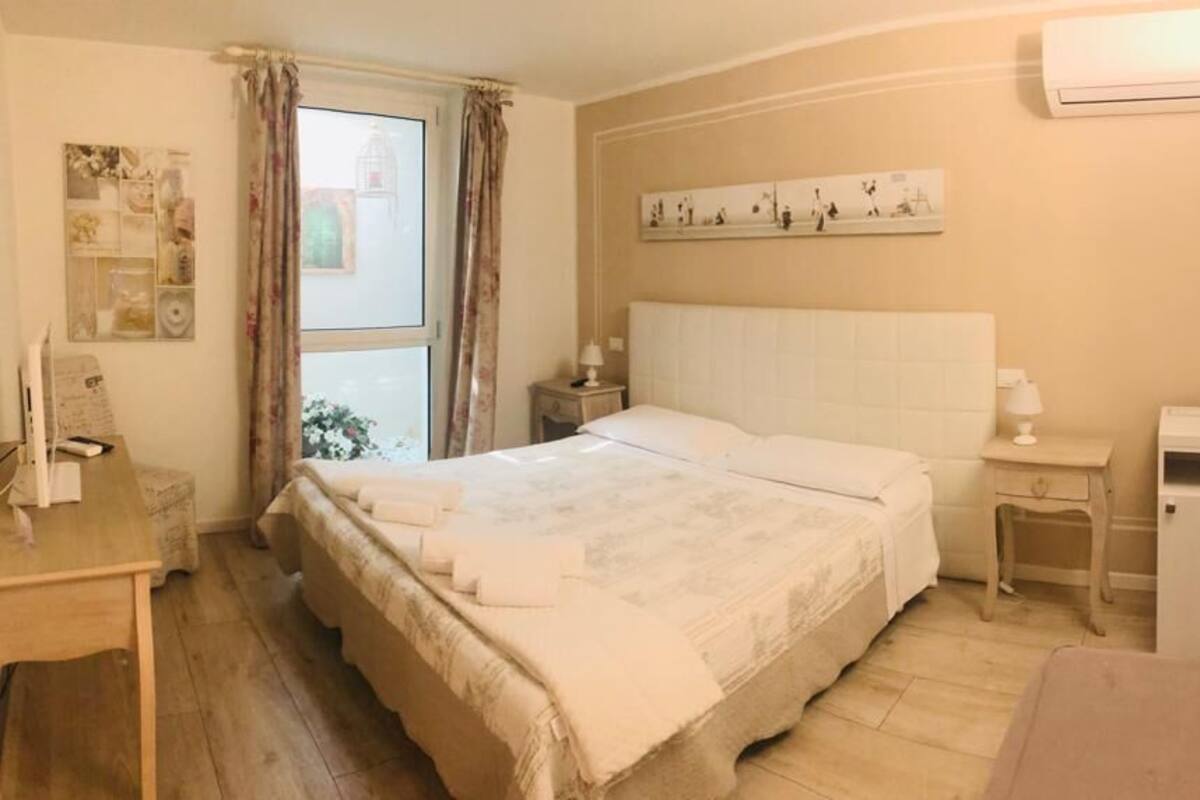 Basic-rum | Memory foam-madrasser, minibar och värdeförvaringsskåp på rummet