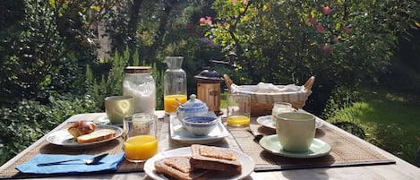 Free daily buffet breakfast