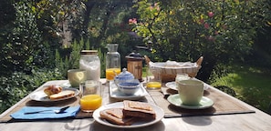 Free daily buffet breakfast