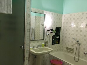 Classic Suite | Bathroom | Free toiletries, hair dryer, bidet, towels